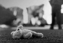 Recém-nascido morre após irmã de 5 anos o jogar pela janela