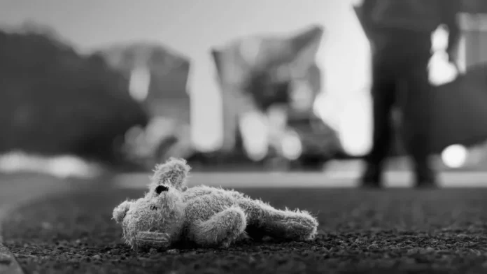 Recém-nascido morre após irmã de 5 anos o jogar pela janela