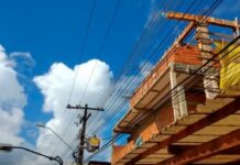 Profissionais da construção civil lideram acidentes com a rede elétrica no país, alerta Energisa