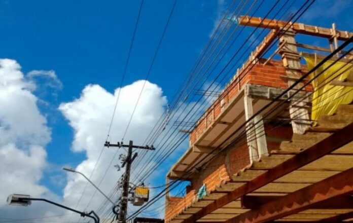 Profissionais da construção civil lideram acidentes com a rede elétrica no país, alerta Energisa