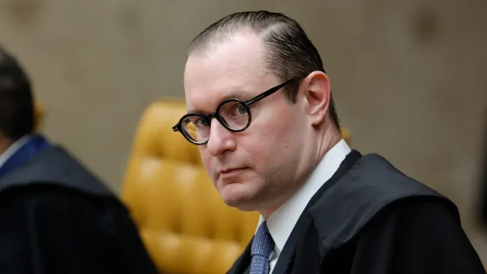 Com voto de Zanin, STF forma maioria para manter prisão preventiva de Bolsonaro