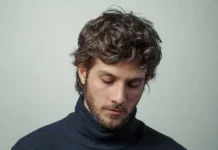 É difícil não ter algum nível de narcisismo hoje, diz Chay Suede, em sua primeira peça