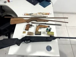 PM encontra armas e materiais suspeitos dentro de residência em Theobroma