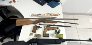 PM encontra armas e materiais suspeitos dentro de residência em Theobroma