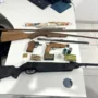 PM encontra armas e materiais suspeitos dentro de residência em Theobroma