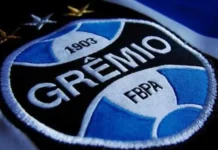 Grêmio aproveita expulsão, vence Grenal 450 e fica perto do título gaúcho
