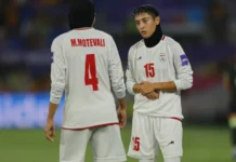 Seleção feminina do Irã muda postura, presta continência e canta hino nacional