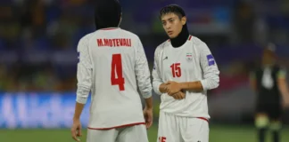 Seleção feminina do Irã muda postura, presta continência e canta hino nacional