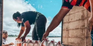 Missão humanitária da Defesa Civil leva água a comunidades isoladas
