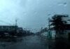 Chuvas atingem a Região Norte, mas o calor continua acima dos 35°C Visão através do para-brisa de um carro coberto por gotas de chuva, mostrando uma rua da cidade durante um dia de tempo fechado e nublado.