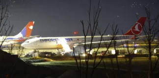 Avião pega fogo ao pousar no Nepal e aeroporto é fechado; veja as imagens