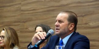 Solenidade conduzida pelo deputado Cirone Deiró presta homenagem a personalidades relevantes em Cacoal