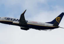 Vídeo – Passageiro é sugado para fora de janela em voo da Ryanair