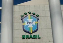 Torcedores protestam em frente à CBF após eliminação do Brasil na Copa