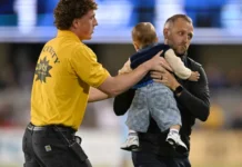 Partida de futebol é interrompida após bebê ‘invadir’ o campo.
