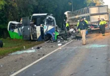 Corpos das vítimas de acidente no Paraná são retirados da pista