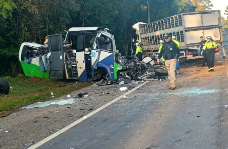 Corpos das vítimas de acidente no Paraná são retirados da pista