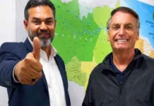 Bruno Scheid lidera primeiro voto para Senado O candidato Bruno Scheid e o ex-presidente Jair Bolsonaro posam juntos para fotografia, estando um mapa do Brasil em pano de fundo.