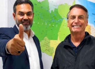 Bruno Scheid lidera primeiro voto para Senado O candidato Bruno Scheid e o ex-presidente Jair Bolsonaro posam juntos para fotografia, estando um mapa do Brasil em pano de fundo.