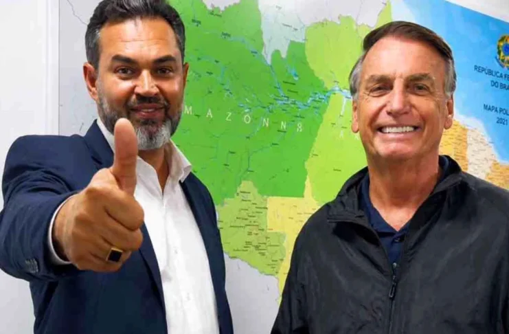 Bruno Scheid lidera primeiro voto para Senado O candidato Bruno Scheid e o ex-presidente Jair Bolsonaro posam juntos para fotografia, estando um mapa do Brasil em pano de fundo.