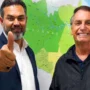 O candidato Bruno Scheid e o ex-presidente Jair Bolsonaro posam juntos para fotografia, estando um mapa do Brasil em pano de fundo.