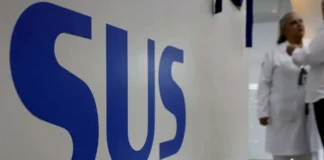 Logótipo e instalações do Sistema Único de Saúde (SUS).