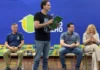 O prefeito de Porto Velho, Léo Moraes, discursa ao microfone no palco durante a cerimônia de entrega de títulos de propriedade.