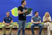 Mais de 400 famílias recebem títulos de propriedade na capital O prefeito de Porto Velho, Léo Moraes, discursa ao microfone no palco durante a cerimônia de entrega de títulos de propriedade.