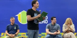 Mais de 400 famílias recebem títulos de propriedade na capital O prefeito de Porto Velho, Léo Moraes, discursa ao microfone no palco durante a cerimônia de entrega de títulos de propriedade.