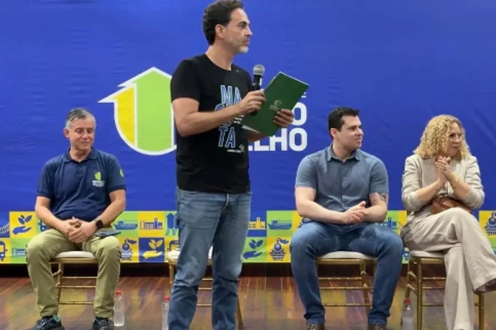 Léo Moraes entrega títulos de propriedade para moradores de Porto Velho O prefeito de Porto Velho, Léo Moraes, discursa ao microfone no palco durante a cerimônia de entrega de títulos de propriedade.