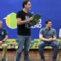 Mais de 400 famílias recebem títulos de propriedade na capital O prefeito de Porto Velho, Léo Moraes, discursa ao microfone no palco durante a cerimônia de entrega de títulos de propriedade.