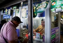 Cliente a registar uma aposta da lotaria num balcão de atendimento.