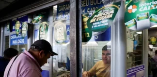 Mega-Sena acumula e prémio chega aos 32 milhões Cliente a registar uma aposta da lotaria num balcão de atendimento.