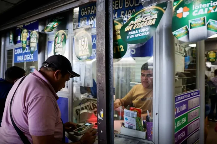 Cliente a registar uma aposta da lotaria num balcão de atendimento.