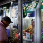 Cliente a registar uma aposta da lotaria num balcão de atendimento.