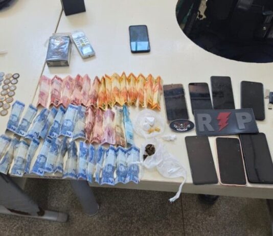 Ji-Paraná: Dupla é presa suspeita de tráfico de drogas; drogas, dinheiro e celulares são apreendidos