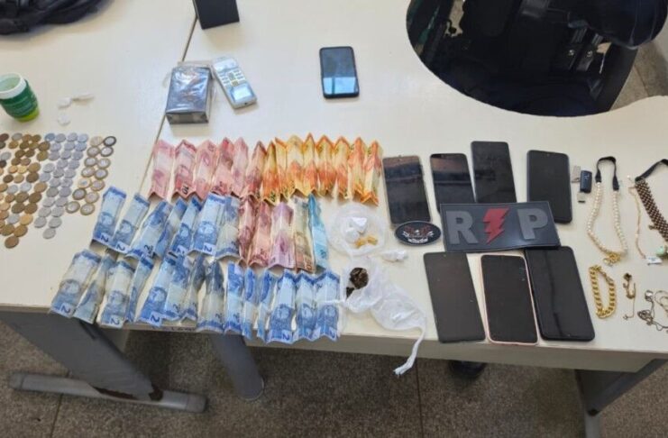 Ji-Paraná: Dupla é presa suspeita de tráfico de drogas; drogas, dinheiro e celulares são apreendidos