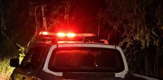 Tentativa de homicídio num bar de São Miguel do Guaporé Área externa de um estabelecimento comercial com um homem caído no chão a receber assistência após uma ocorrência policial.