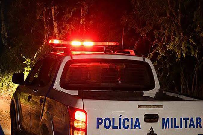 Local da ocorrência em São Miguel do Guaporé Área externa de um estabelecimento comercial com um homem caído no chão a receber assistência após uma ocorrência policial.