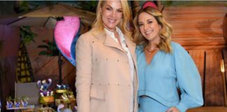As apresentadoras Ana Hickmann e Ticiane Pinheiro sorridentes durante um evento social.