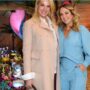 Ticiane nega zanga com Hickmann após falta a casamento As apresentadoras Ana Hickmann e Ticiane Pinheiro sorridentes durante um evento social.