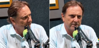 O candidato Acir Gurgacz, vestindo uma camisa social clara, fala ao microfone durante uma entrevista em um estúdio de rádio ou podcast.
