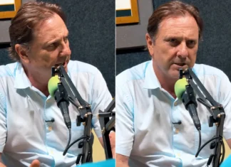 Acir defende asfalto na BR-080 para escoamento pelo Pacífico O candidato Acir Gurgacz, vestindo uma camisa social clara, fala ao microfone durante uma entrevista em um estúdio de rádio ou podcast.