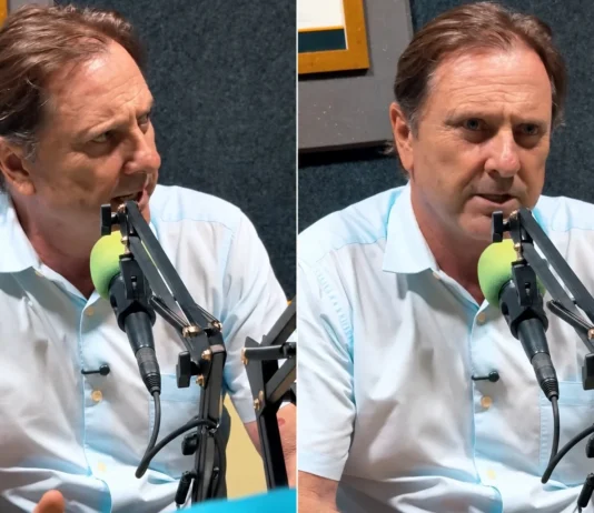 Acir defende asfalto na BR-080 para escoamento pelo Pacífico O candidato Acir Gurgacz, vestindo uma camisa social clara, fala ao microfone durante uma entrevista em um estúdio de rádio ou podcast.