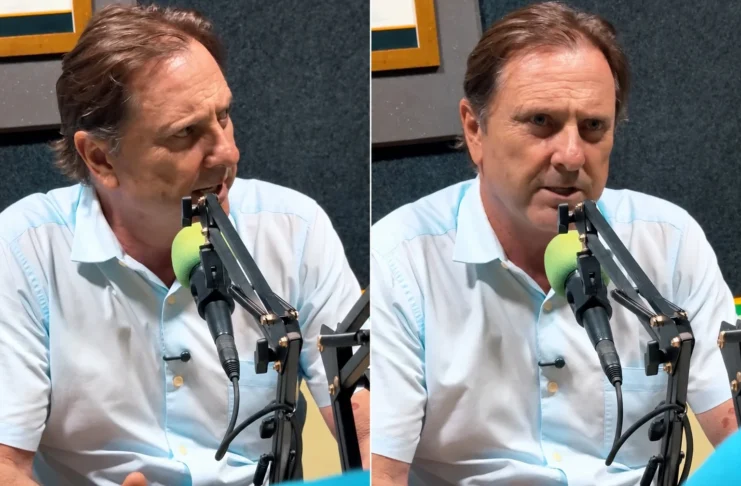 Acir defende asfalto na BR-080 para escoamento pelo Pacífico O candidato Acir Gurgacz, vestindo uma camisa social clara, fala ao microfone durante uma entrevista em um estúdio de rádio ou podcast.