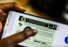 CNH caducada entre junho e setembro ganha validade extra até dezembro Pessoa a utilizar um telemóvel para visualizar a Carteira Nacional de Habilitação (CNH) digital.