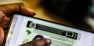 Pessoa a utilizar um telemóvel para visualizar a Carteira Nacional de Habilitação (CNH) digital.