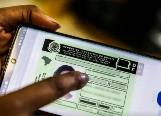 CNH caducada entre junho e setembro ganha validade extra até dezembro Pessoa a utilizar um telemóvel para visualizar a Carteira Nacional de Habilitação (CNH) digital.