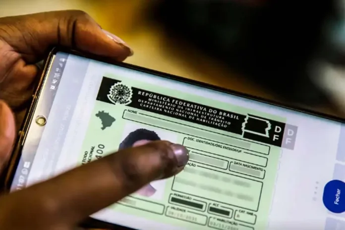 Aplicativo da CNH Digital no Telemóvel Pessoa a utilizar um telemóvel para visualizar a Carteira Nacional de Habilitação (CNH) digital.