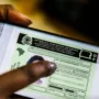 CNH caducada entre junho e setembro ganha validade extra até dezembro Pessoa a utilizar um telemóvel para visualizar a Carteira Nacional de Habilitação (CNH) digital.